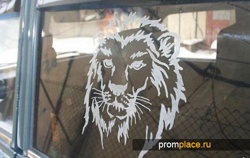 Гравировка в виде льва на стекле авто
