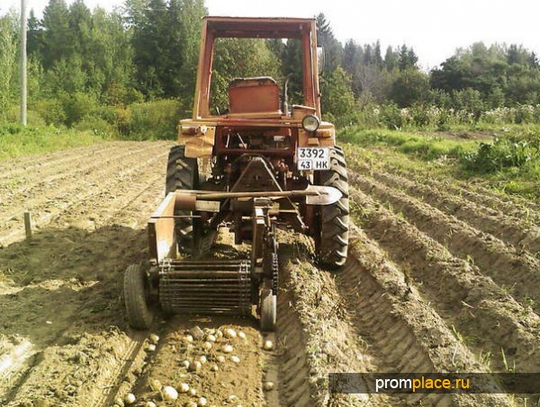 Трактор на полевых работах