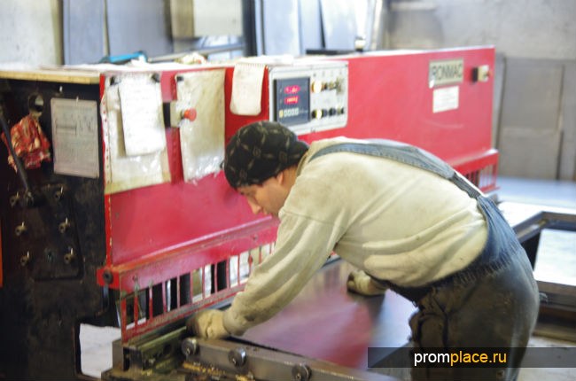 Резка (рубка) листового металла на гильотине